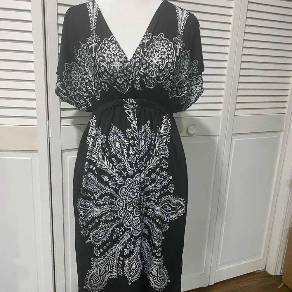 Black & White Paisley Midi Dress with V-Neck